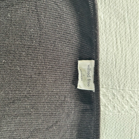 Batch of aritzia tshirts and tops-7 all together!! - Picture 8 of 8